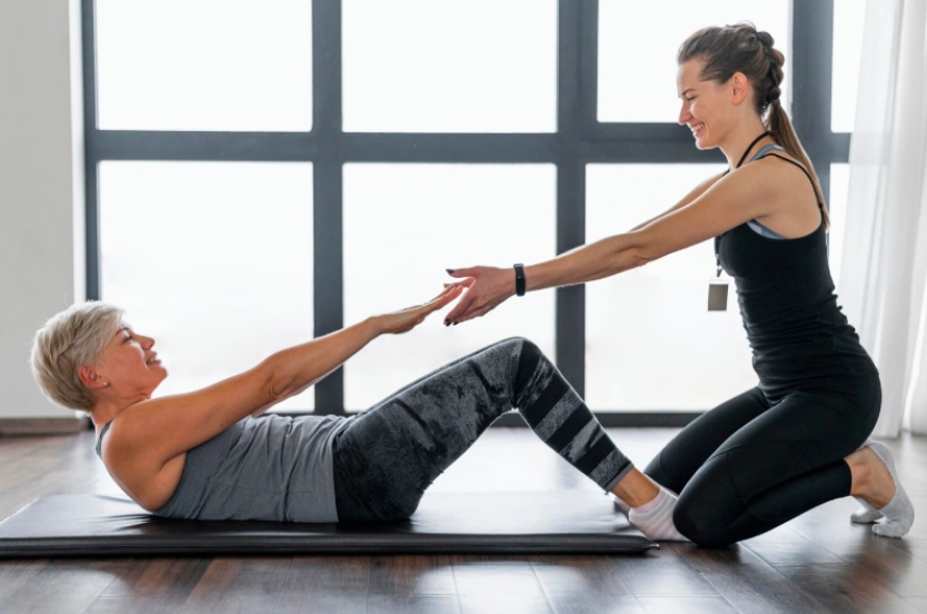 mujer haciendo pilates terapeutico