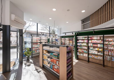 estanteria central con productos