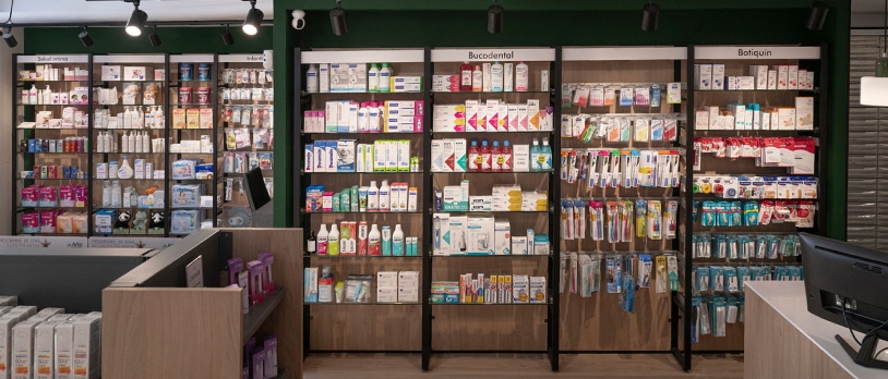 estanteria con productos de farmacia