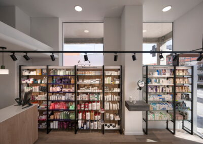 estanterias blancas de la farmacia