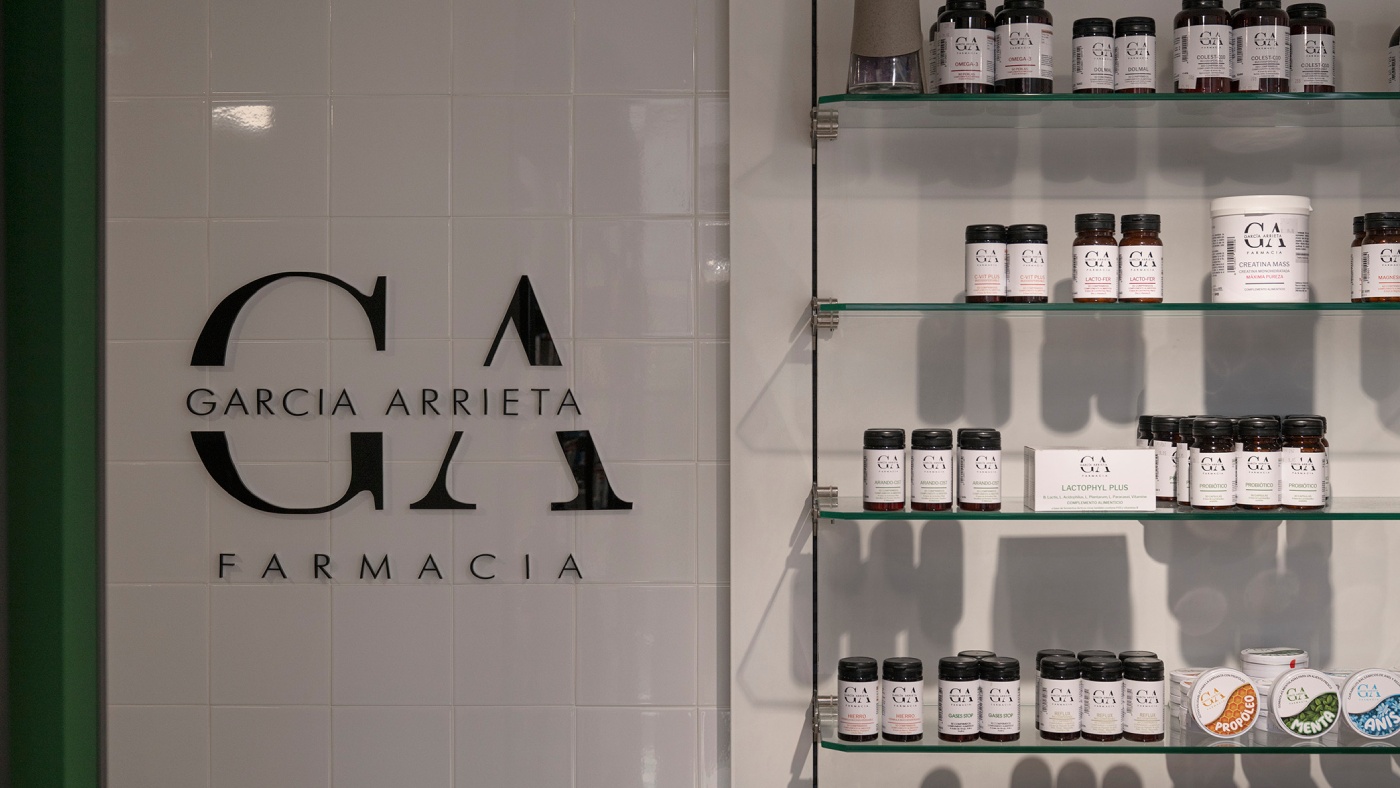 estanterias con botes de la farmacia estanterias con botes de la farmacia