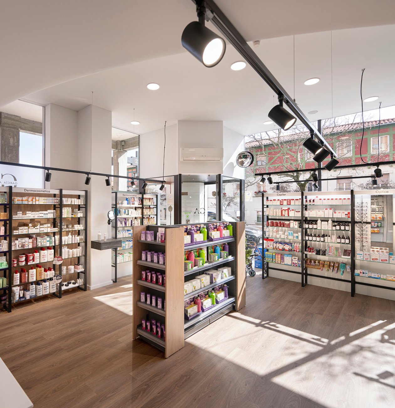 estanterias de la farmacia en la chantrea
