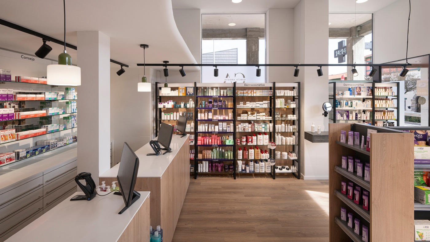 estanterias de la farmacia y mostrador