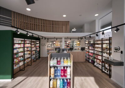 farmacia con estanteria en el centro
