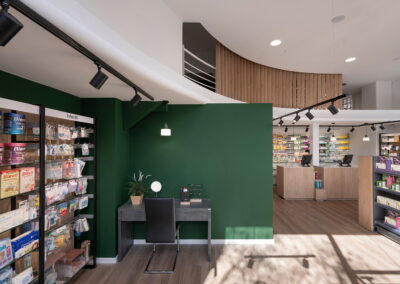 farmacia con pared verde