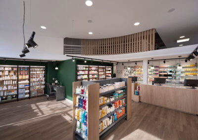 interior de la farmacia con estanteria central