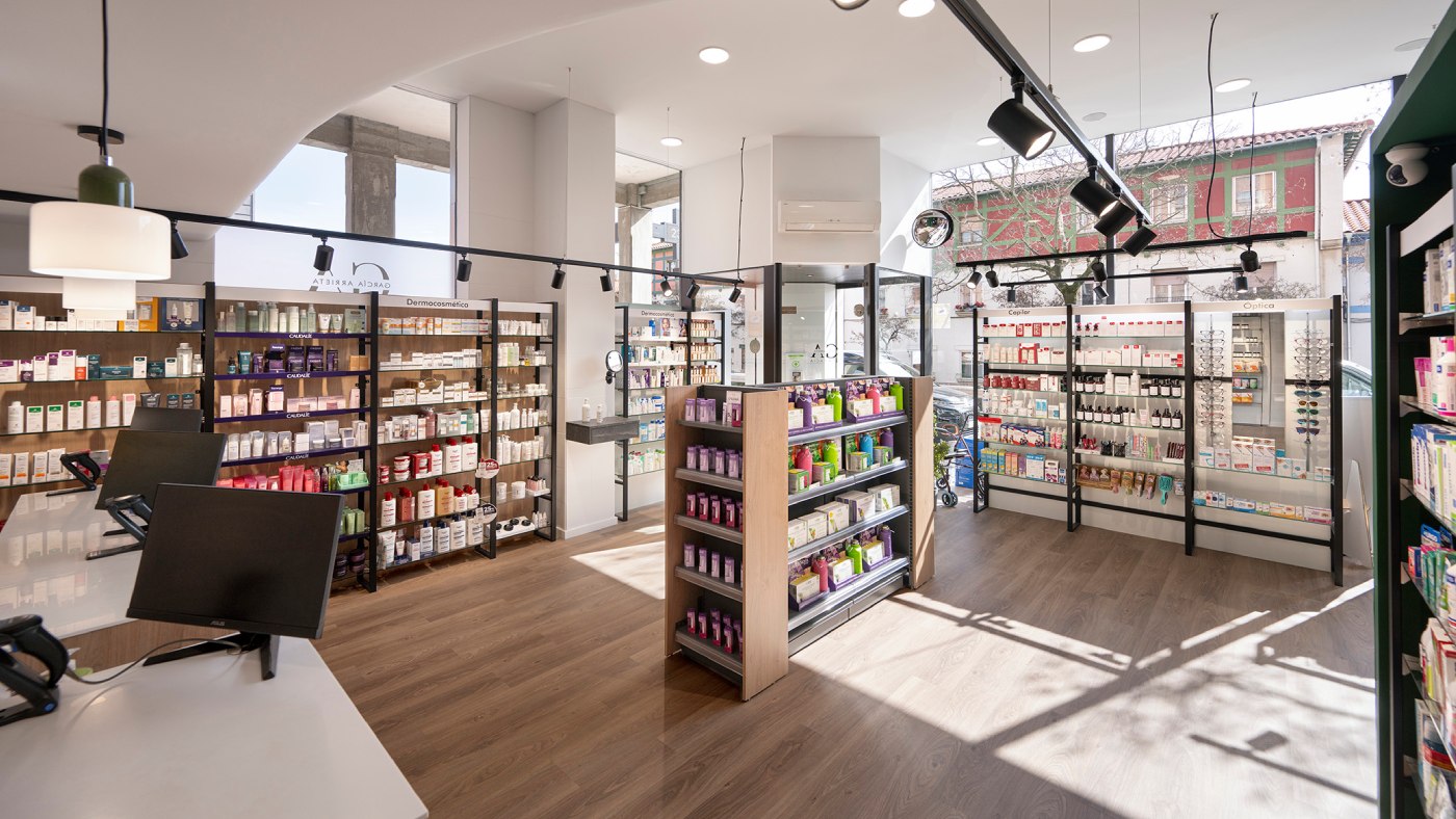 interior de la farmacia con productos