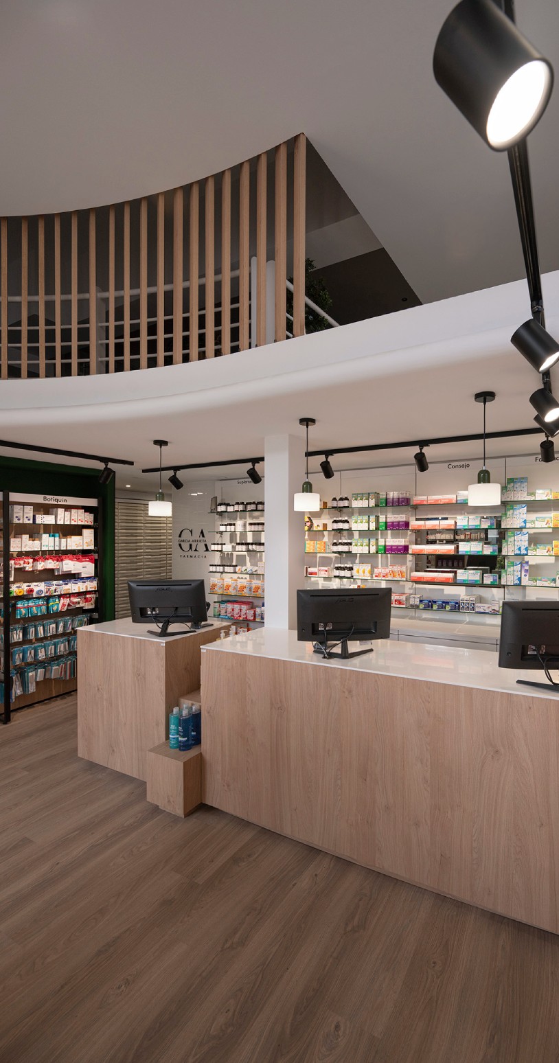 mostrador de la farmacia con monitores