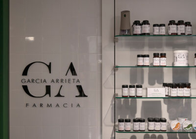 pared con logo en negro
