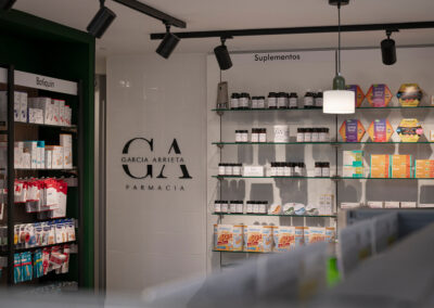 pared de baldosas con logo de la farmacia