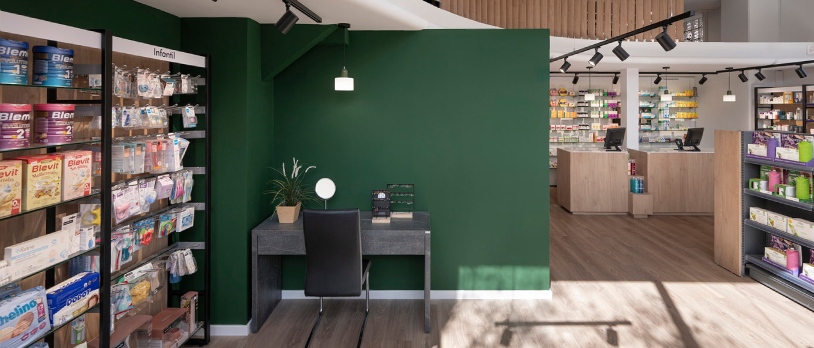 pared verde de la farmacia con mesa